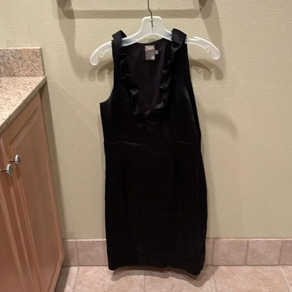 Taylor woman's silky black dress with a ruffle around the neck - Picture 1 of 9